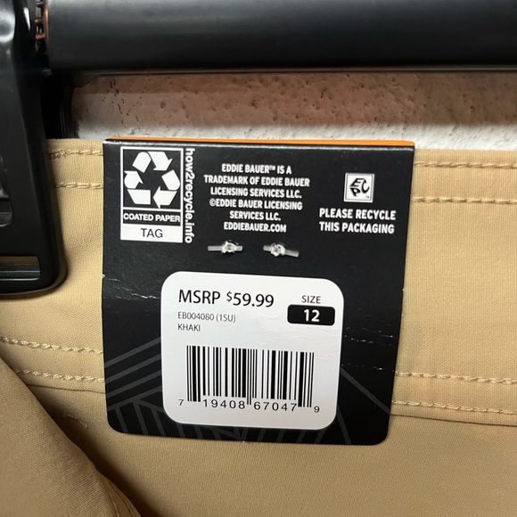 Eddie Bauer Women's Khaki Cargo Shorts. Size 12 - Picture 6 of 7